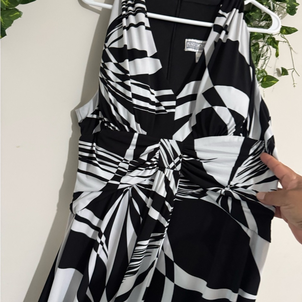 Black and White Sleeveless Dress - Picture 2 of 7